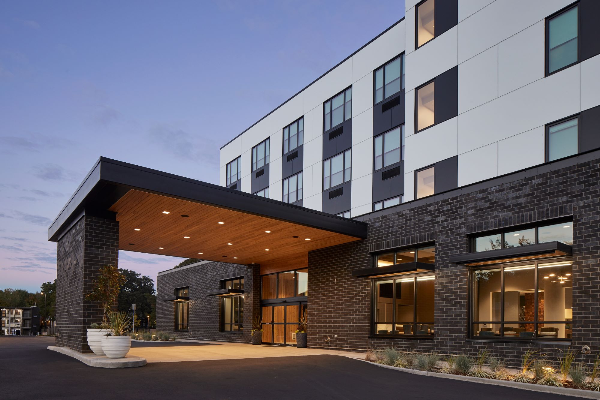 Hayward Inn a new hotel in Eugene Oregon photo of the drive thru entrance